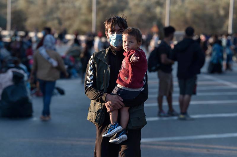 Miles de personas pasan la noche a la intemperie en los alrededores del devastado campo de refugiados de Moria (Lesbos), el más grande de Grecia, a la espera de ser trasladados. Las carreteras que rodean el campo, en el que malvivían 13.000 personas, están repletas de familias que con lo poco que les ha quedado se han instalado en la calzada o en alguna cercana al campo que no ha sido destruida por el incendio del martes por la noche; un incendio que comenzó simultáneamente en varios puntos del campo, poco después de que las autoridades comunicaran a 35 personas que habían dado positivo de covid-19 y que debían ser aisladas. 