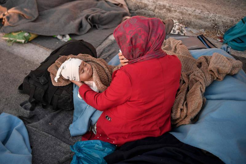 Miles de personas pasan la noche a la intemperie en los alrededores del devastado campo de refugiados de Moria (Lesbos), el más grande de Grecia, a la espera de ser trasladados. Las carreteras que rodean el campo, en el que malvivían 13.000 personas, están repletas de familias que con lo poco que les ha quedado se han instalado en la calzada o en alguna cercana al campo que no ha sido destruida por el incendio del martes por la noche; un incendio que comenzó simultáneamente en varios puntos del campo, poco después de que las autoridades comunicaran a 35 personas que habían dado positivo de covid-19 y que debían ser aisladas. 