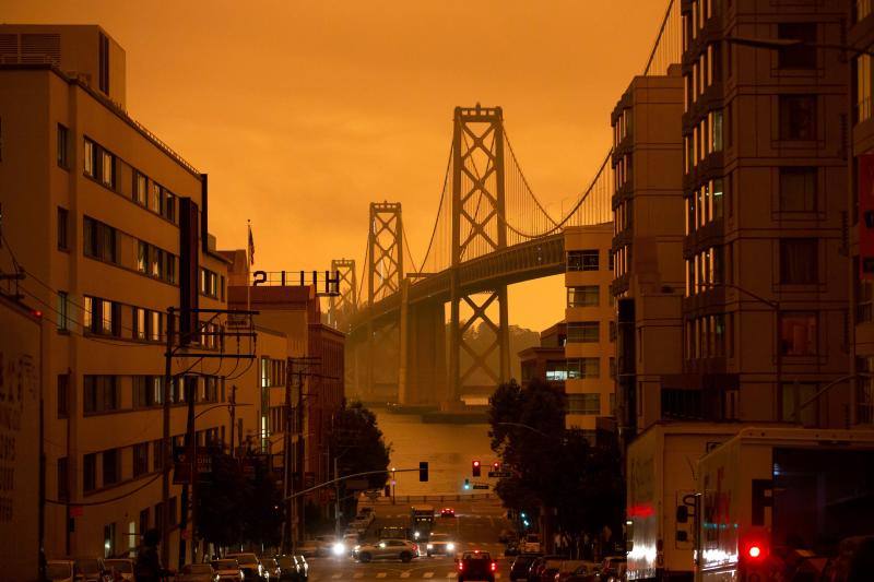 El intenso humo de estos días a causa de los incendios declarados en California se unió a la niebla y cubrió San Francisco con un cielo inédito de un intenso color naranja que recordaba al imaginario del Apocalipsis.