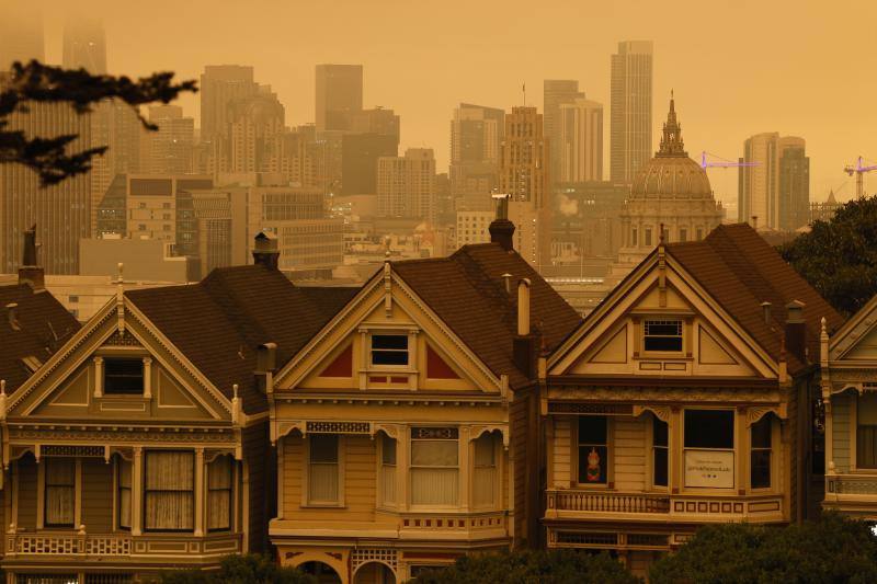 El intenso humo de estos días a causa de los incendios declarados en California se unió a la niebla y cubrió San Francisco con un cielo inédito de un intenso color naranja que recordaba al imaginario del Apocalipsis.