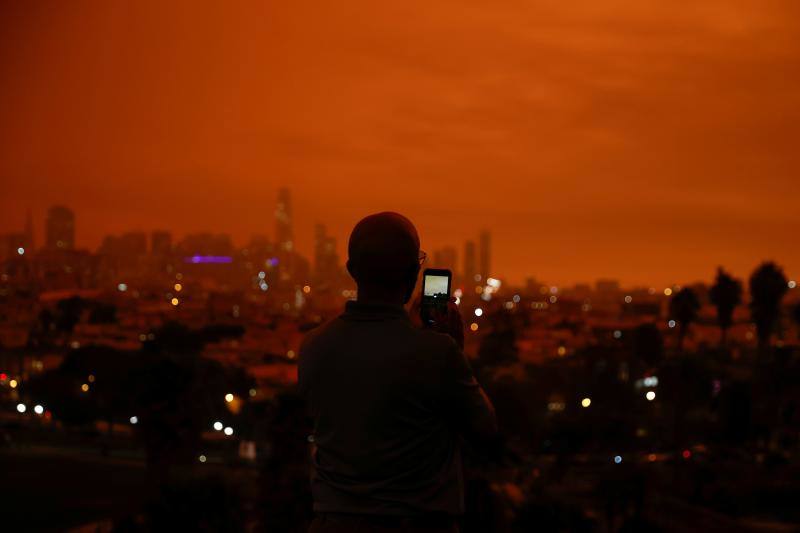 El intenso humo de estos días a causa de los incendios declarados en California se unió a la niebla y cubrió San Francisco con un cielo inédito de un intenso color naranja que recordaba al imaginario del Apocalipsis.