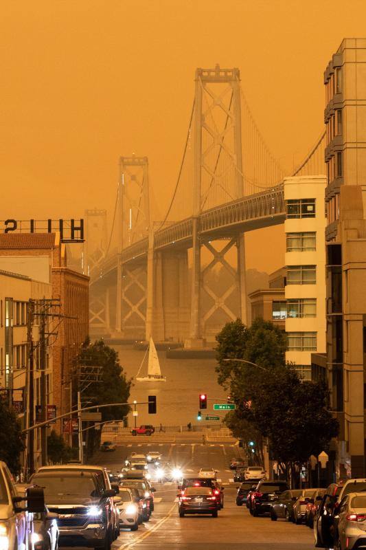 El intenso humo de estos días a causa de los incendios declarados en California se unió a la niebla y cubrió San Francisco con un cielo inédito de un intenso color naranja que recordaba al imaginario del Apocalipsis.