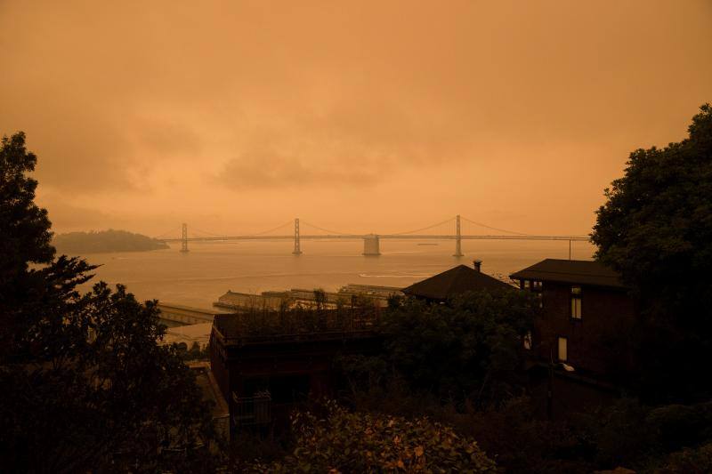 El intenso humo de estos días a causa de los incendios declarados en California se unió a la niebla y cubrió San Francisco con un cielo inédito de un intenso color naranja que recordaba al imaginario del Apocalipsis.