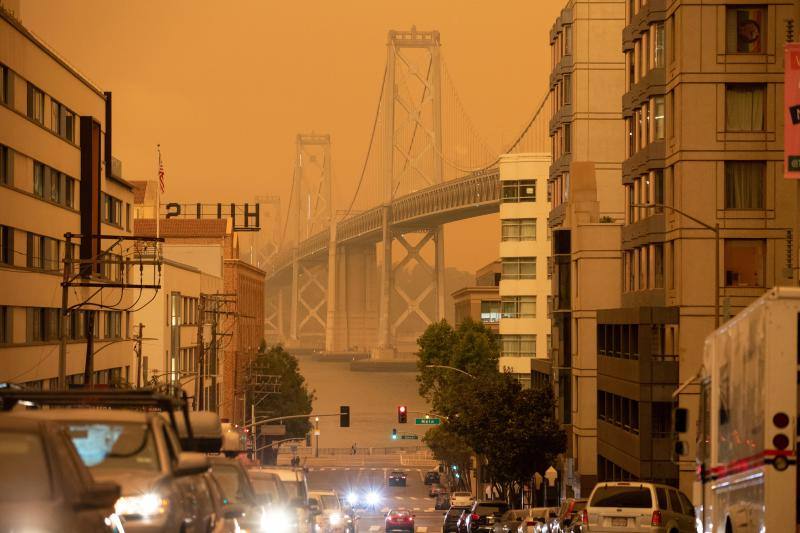 El intenso humo de estos días a causa de los incendios declarados en California se unió a la niebla y cubrió San Francisco con un cielo inédito de un intenso color naranja que recordaba al imaginario del Apocalipsis.