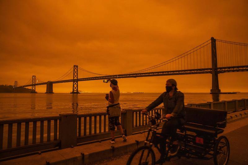 El intenso humo de estos días a causa de los incendios declarados en California se unió a la niebla y cubrió San Francisco con un cielo inédito de un intenso color naranja que recordaba al imaginario del Apocalipsis.