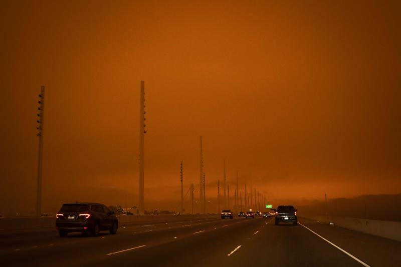 El intenso humo de estos días a causa de los incendios declarados en California se unió a la niebla y cubrió San Francisco con un cielo inédito de un intenso color naranja que recordaba al imaginario del Apocalipsis.