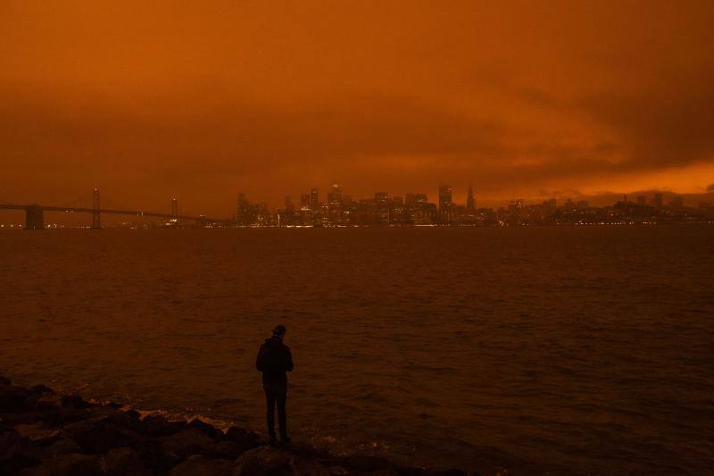 El intenso humo de estos días a causa de los incendios declarados en California se unió a la niebla y cubrió San Francisco con un cielo inédito de un intenso color naranja que recordaba al imaginario del Apocalipsis.