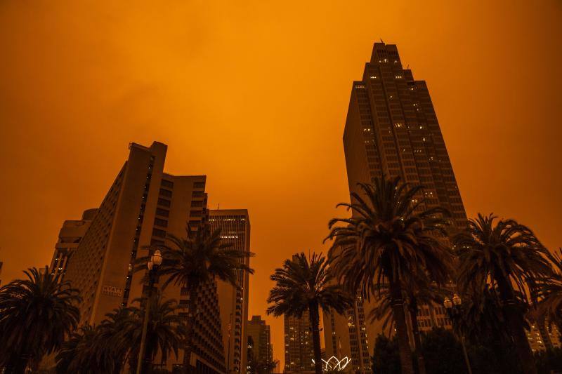 El intenso humo de estos días a causa de los incendios declarados en California se unió a la niebla y cubrió San Francisco con un cielo inédito de un intenso color naranja que recordaba al imaginario del Apocalipsis.