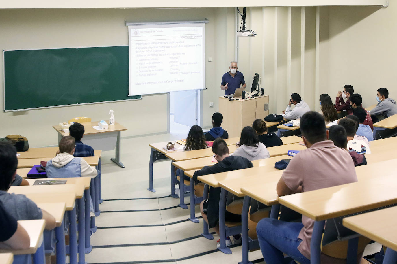 Con mascarilla, distancia de seguridad y medidas de prevención, pero sobre todo con tranquilidad y muchas ganas de volver. Así ha sido el regreso de los estudiantes a la Universidad de Oviedo. Facultades como la de Química o Filosofía y Letras y centros como la Escuela Politécnica de Ingeniería de Gijón o la Politécnica de Mieres han vuelto a recuperar la vida universitaria en la 'nueva normalidad'.