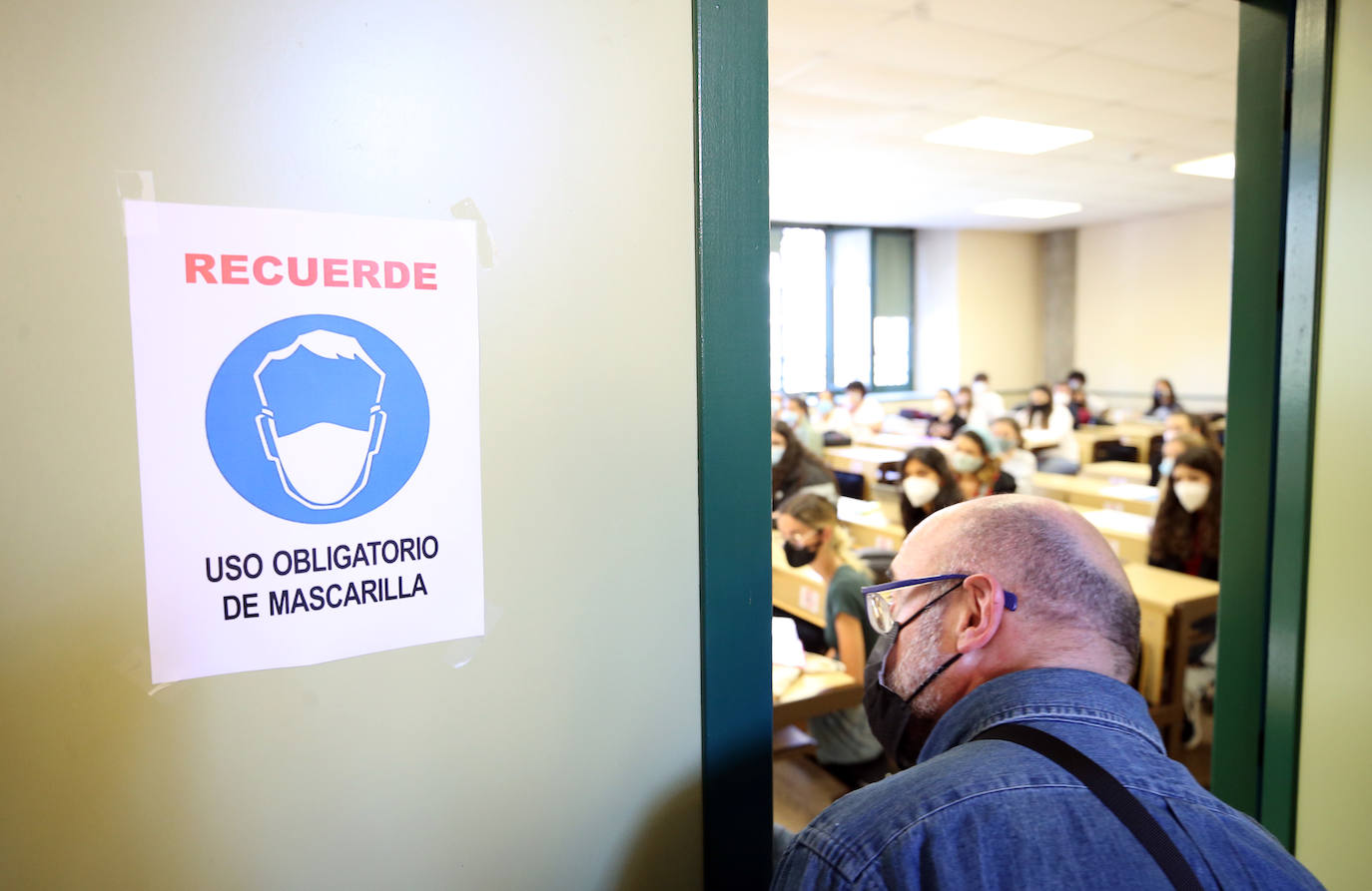 Con mascarilla, distancia de seguridad y medidas de prevención, pero sobre todo con tranquilidad y muchas ganas de volver. Así ha sido el regreso de los estudiantes a la Universidad de Oviedo. Facultades como la de Química o Filosofía y Letras y centros como la Escuela Politécnica de Ingeniería de Gijón o la Politécnica de Mieres han vuelto a recuperar la vida universitaria en la 'nueva normalidad'.