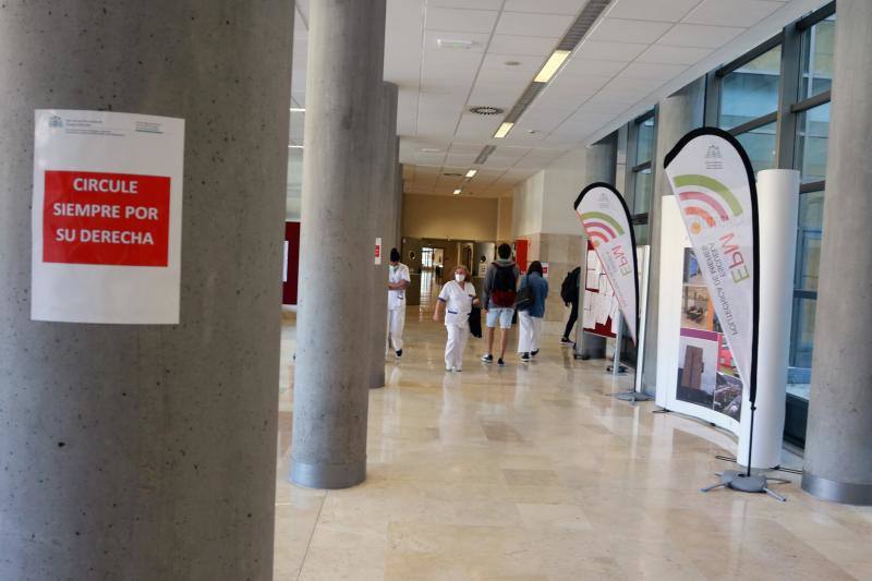 Con mascarilla, distancia de seguridad y medidas de prevención, pero sobre todo con tranquilidad y muchas ganas de volver. Así ha sido el regreso de los estudiantes a la Universidad de Oviedo. Facultades como la de Química o Filosofía y Letras y centros como la Escuela Politécnica de Ingeniería de Gijón o la Politécnica de Mieres han vuelto a recuperar la vida universitaria en la 'nueva normalidad'.