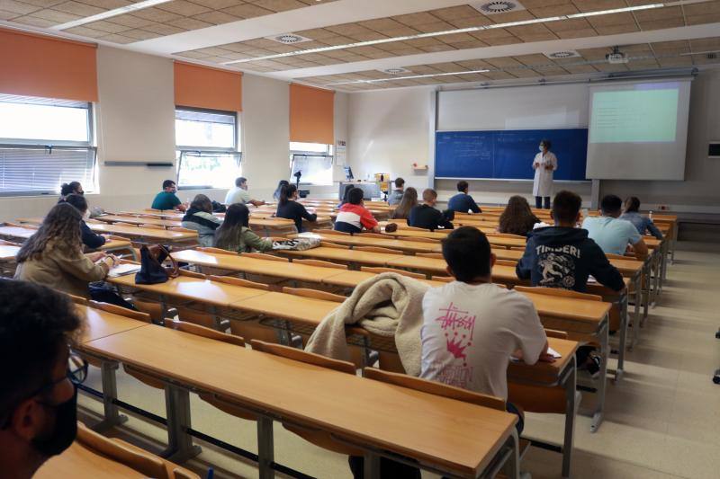 Con mascarilla, distancia de seguridad y medidas de prevención, pero sobre todo con tranquilidad y muchas ganas de volver. Así ha sido el regreso de los estudiantes a la Universidad de Oviedo. Facultades como la de Química o Filosofía y Letras y centros como la Escuela Politécnica de Ingeniería de Gijón o la Politécnica de Mieres han vuelto a recuperar la vida universitaria en la 'nueva normalidad'.