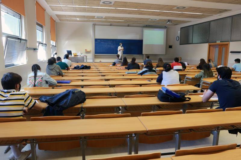 Con mascarilla, distancia de seguridad y medidas de prevención, pero sobre todo con tranquilidad y muchas ganas de volver. Así ha sido el regreso de los estudiantes a la Universidad de Oviedo. Facultades como la de Química o Filosofía y Letras y centros como la Escuela Politécnica de Ingeniería de Gijón o la Politécnica de Mieres han vuelto a recuperar la vida universitaria en la 'nueva normalidad'.