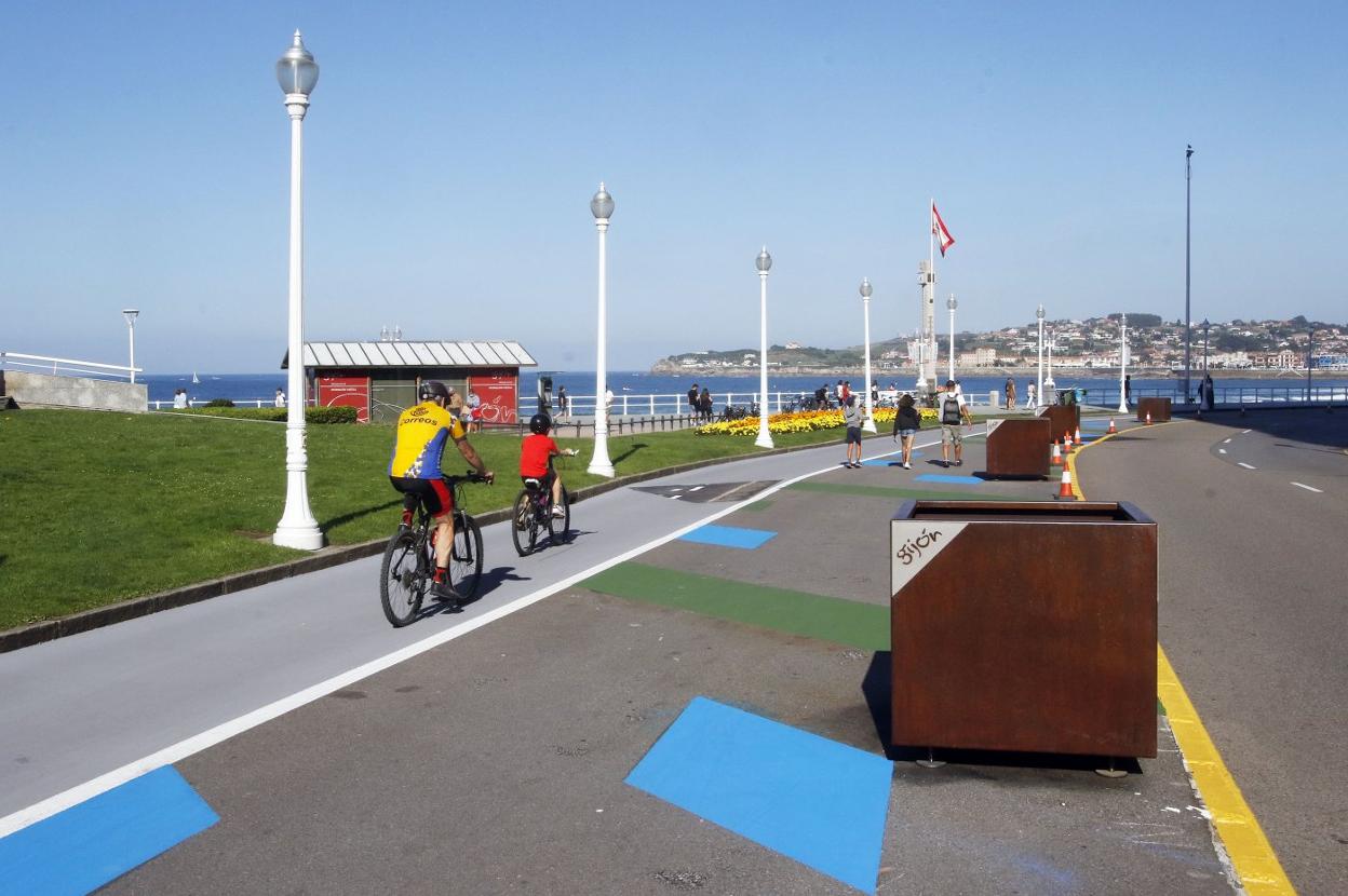 Pintura decorativa sobre el asfalto de la parte de la calzada de uso peatonal, en la zona del Náutico. 