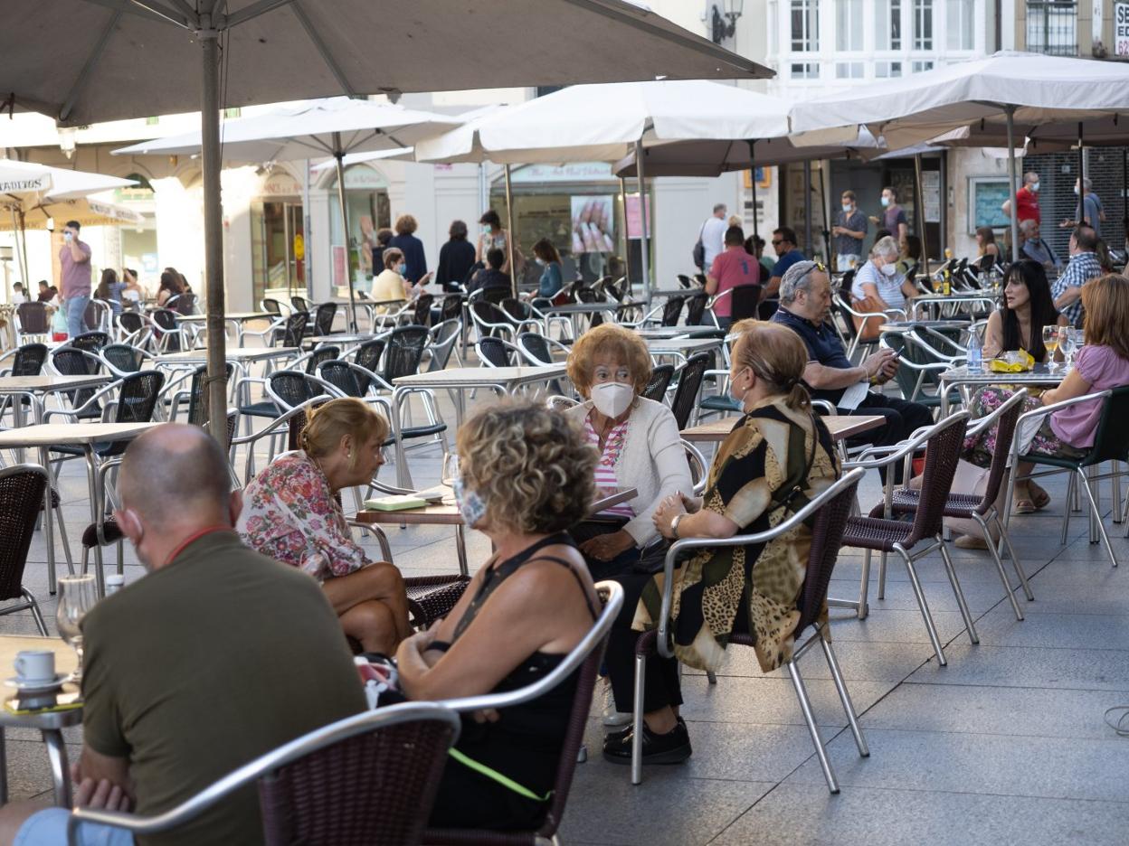 Clientes de las terrazas hosteleras ayer en la plaza de España. 