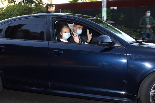 La Princesa de Asturias llegó en el coche que conducía el Rey al colegio, donde le tomaron la temperatura. 