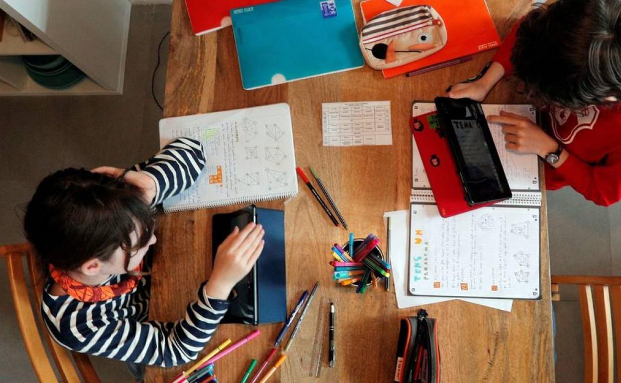 Vuelta al cole en Asturias | Los alumnos a partir de tercero de la ESO harán tareas los días que se queden en casa