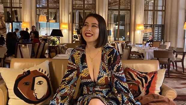 Jeanne, con el vestido con el que le negaron la entrada al Museo de Orsay, en París 