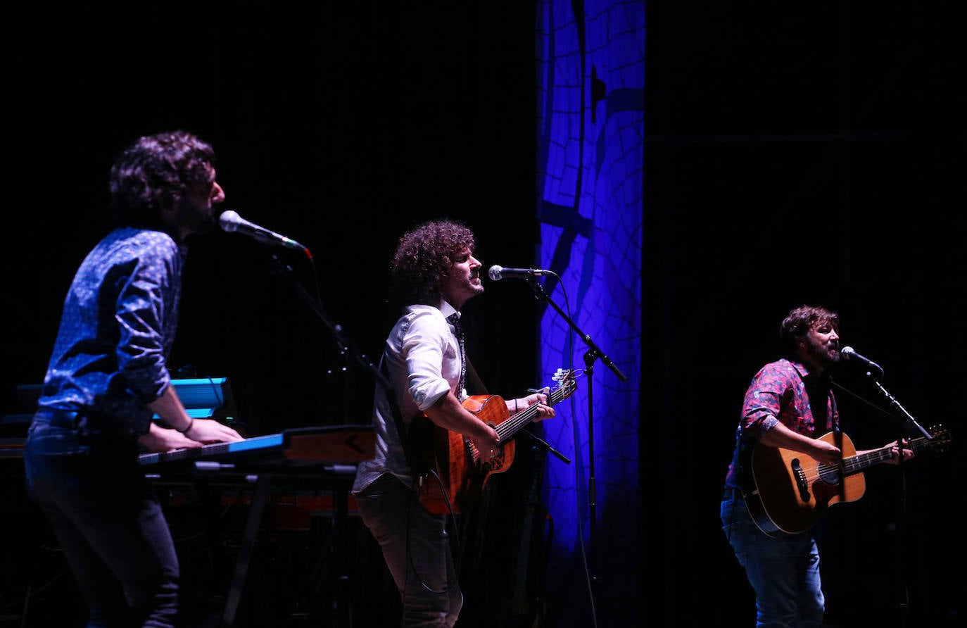 Pequeño Club Imposible y León Benavente fueron los encargados de poner la música este viernes en San Mateo. Este sábado será el turno de Dvicio.