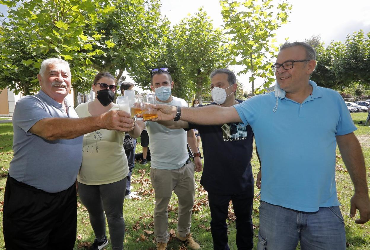 Los vecinos de Somao, tras enterarse de que había sido elegido Pueblo Ejemplar de Asturias. 