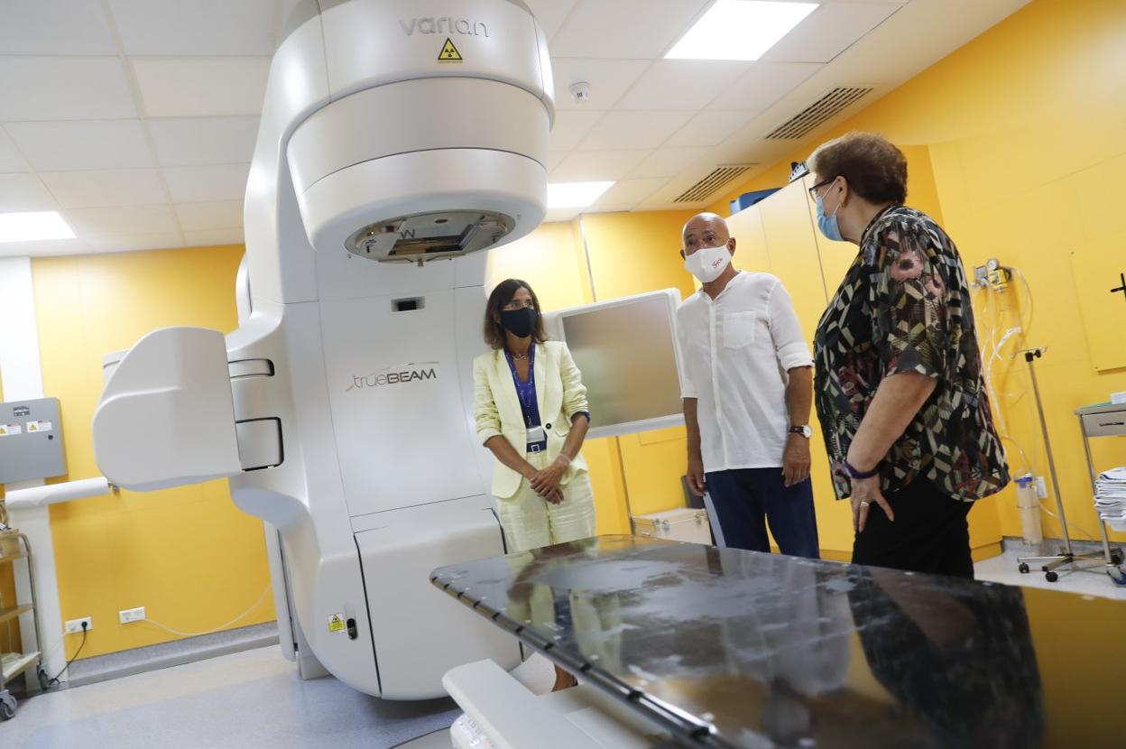 La gerente del Hospital de Jove, Laura García, Juventino Montes y Tina Alonso, con el nuevo acelerador. 