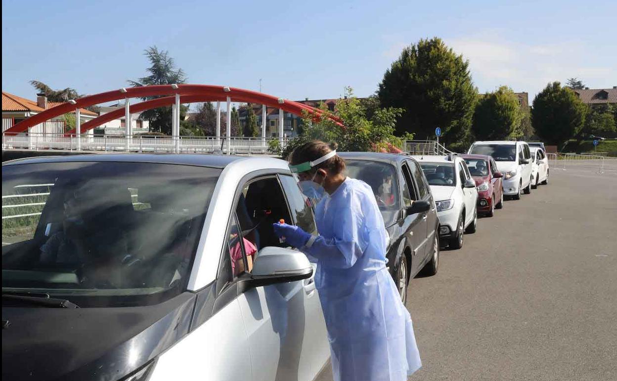 Colas en el puesto autocovid de Las Mestas. 