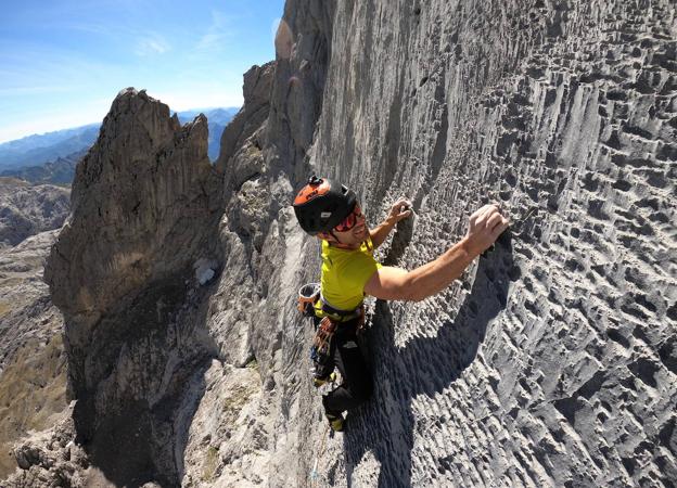 Eneko Pou escalando el largo diez de Peña Santa. 