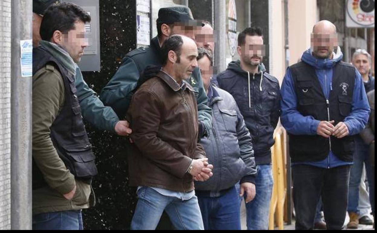 La Guardia Civil saca esposado del juzgado de Luarca a Javier Ledo para su traslado a prisión en 2018 