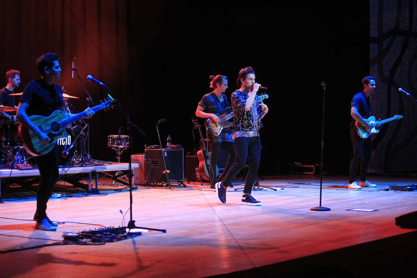 La banda madrileña Dvicio actuó este sábado en el Auditorio dentro de las actividades programadas en San Mateo. Repasaron sus mejores temas y presentaron su último álbum, 'Impulso'.