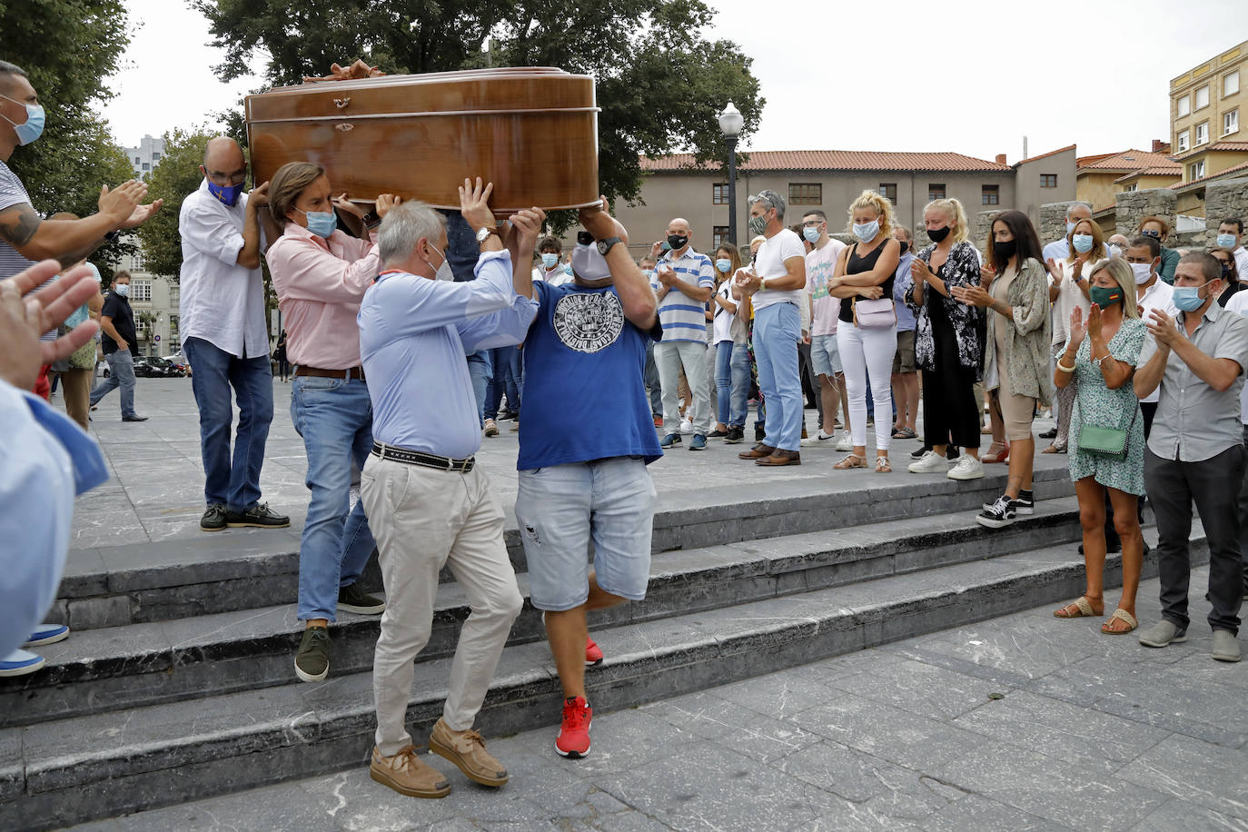 Su funeral se celebró en la iglesia de San Pedro. Sus restos fueron trasladados al cementerio de Ceares