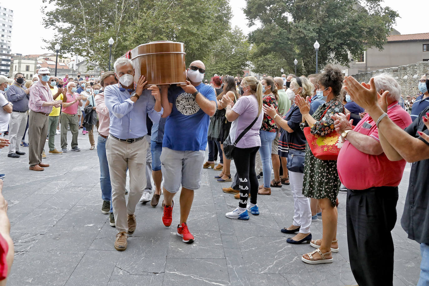 Su funeral se celebró en la iglesia de San Pedro. Sus restos fueron trasladados al cementerio de Ceares