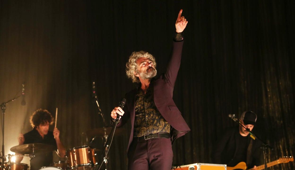 León Benavente encandiló al público, al que ofreció un concierto en el que no faltaron sus éxitos. 