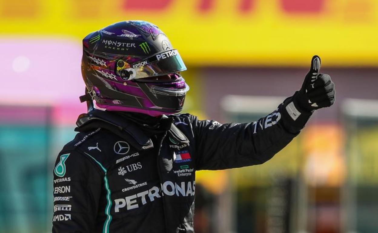 Lewis Hamilton celebra su 'pole' en el circuito de Mugello. 