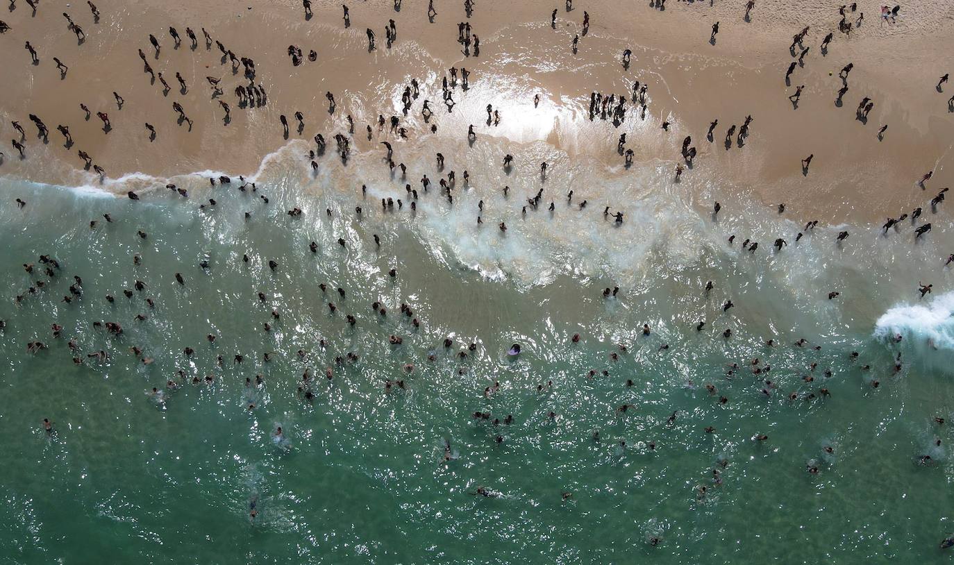 Las imágenes de Río de Janeiro durante el fin de semana muestran una multitud de personas en la arena y en el mar