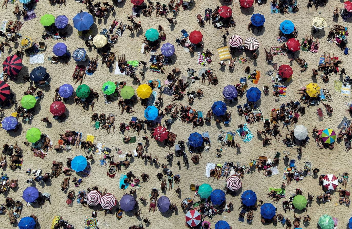 Las imágenes de Río de Janeiro durante el fin de semana muestran una multitud de personas en la arena y en el mar