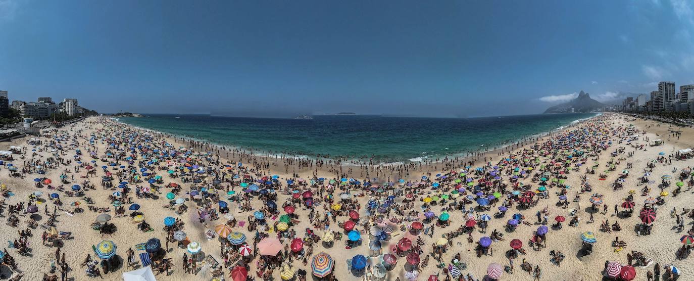 Las imágenes de Río de Janeiro durante el fin de semana muestran una multitud de personas en la arena y en el mar