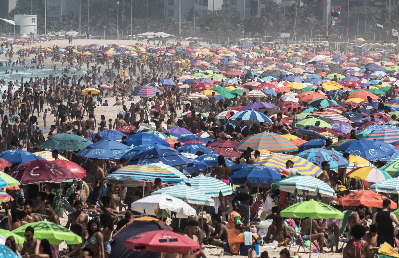 Las imágenes de Río de Janeiro durante el fin de semana muestran una multitud de personas en la arena y en el mar