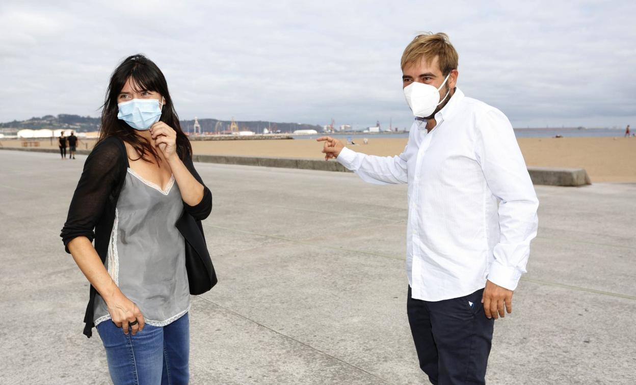 La concejala Laura Tuero y el secretario general de Podemos, Daniel Ripa, en la playa de Poniente. 