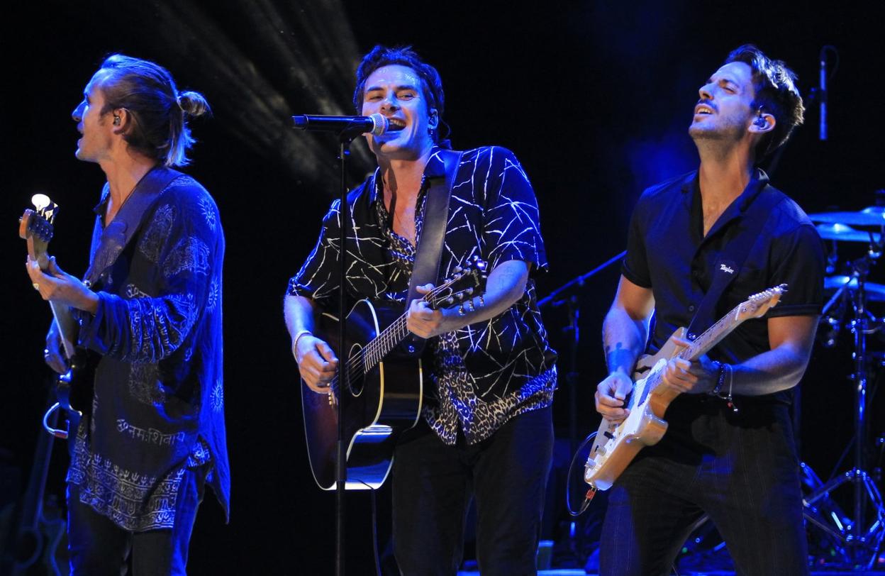 El grupo sobre el escenario del Auditorio. 