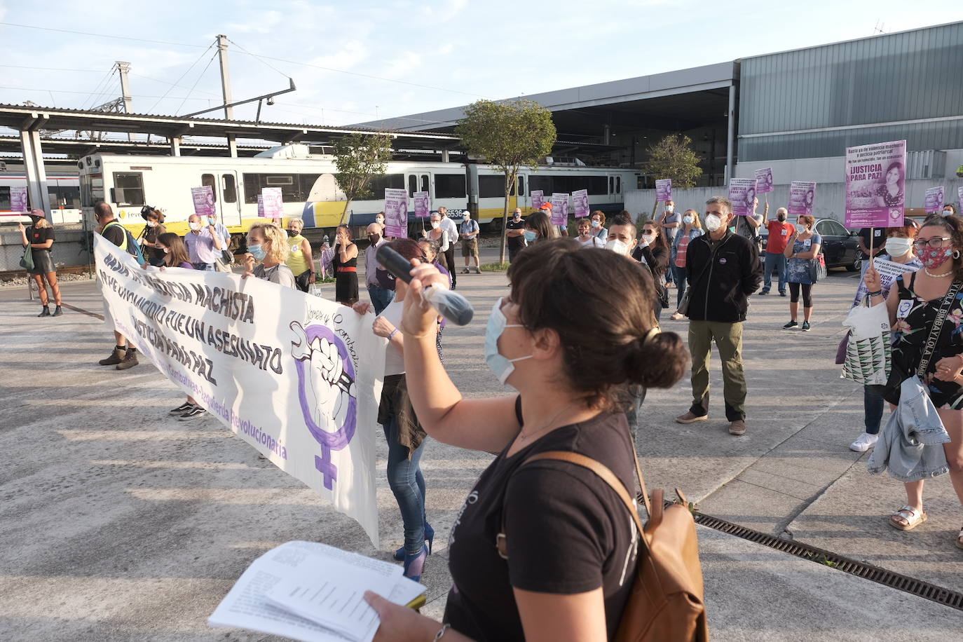 Colectivos feministas se han concentrado este lunes en Gijón ante la Audiencia Provincial para reclamar "justicia" por el "asesinato machista" de Paz Fernández Borrego, con motivo del inicio del juicio a Javier Ledo, acusado matarla en 2018 y arrojar su cadáver al arroyo de La Pontiga.