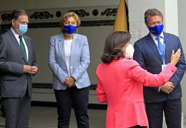 Alfredo Canteli, Delia Losa, Margarita Robles y Juan Escriña, durante el saludo inicial. 