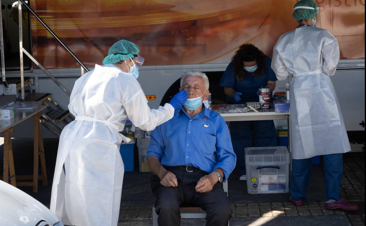 Cierra un bar de Avilés y otro de Corvera por sendos positivos