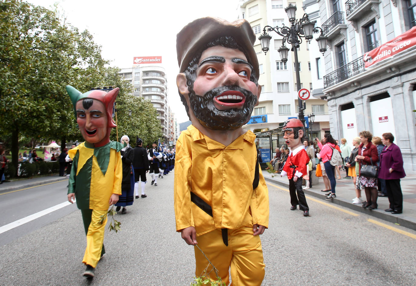 El 19 de septiembre en Oviedo es una fecha señalada en el alma de San Mateo. Este año, por la Covid, no se celebrará el Desfile del Día de América en Asturias, del que te presentamos un recorrido visual a lo largo de sus setenta años de historia, que precisamente celebraría en esta edición