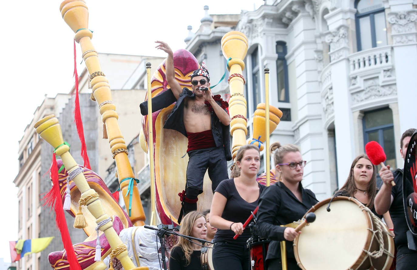 El 19 de septiembre en Oviedo es una fecha señalada en el alma de San Mateo. Este año, por la Covid, no se celebrará el Desfile del Día de América en Asturias, del que te presentamos un recorrido visual a lo largo de sus setenta años de historia, que precisamente celebraría en esta edición