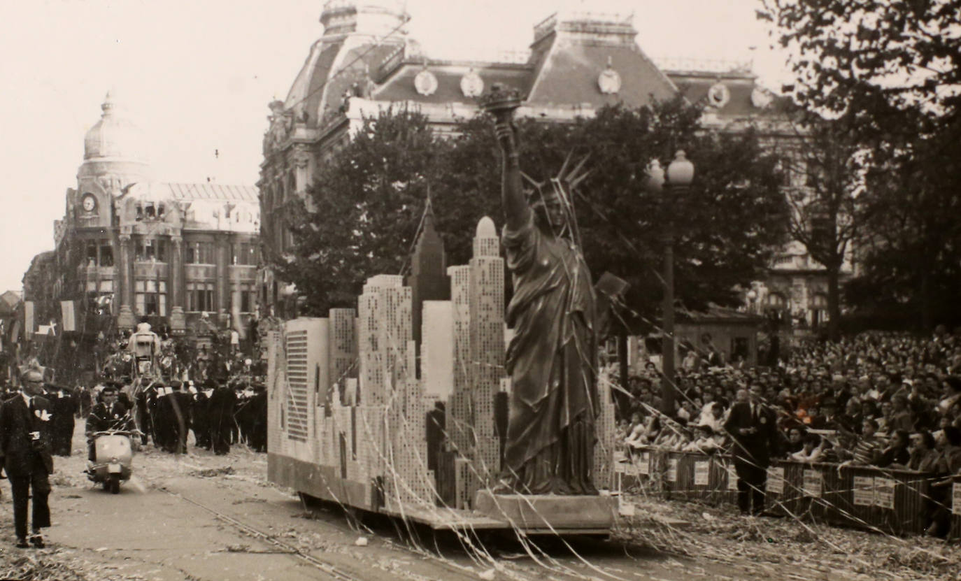 El 19 de septiembre en Oviedo es una fecha señalada en el alma de San Mateo. Este año, por la Covid, no se celebrará el Desfile del Día de América en Asturias, del que te presentamos un recorrido visual a lo largo de sus setenta años de historia, que precisamente celebraría en esta edición