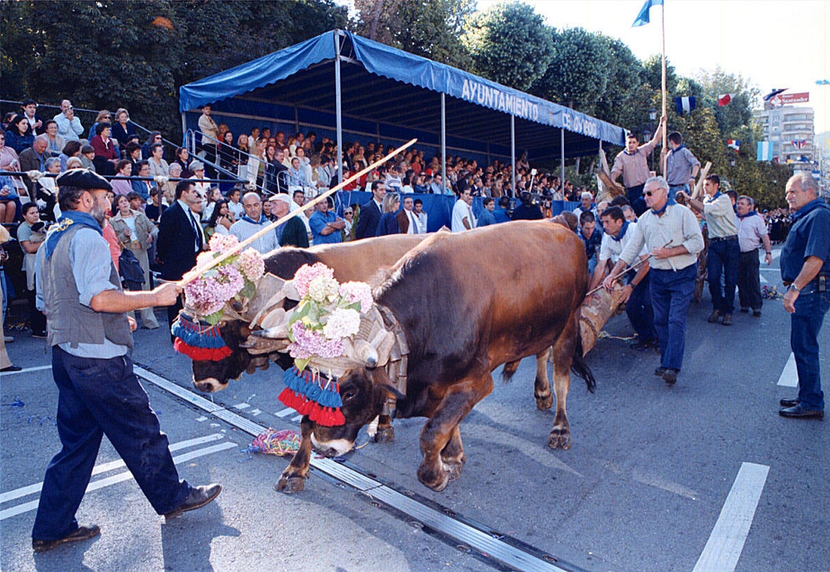 El 19 de septiembre en Oviedo es una fecha señalada en el alma de San Mateo. Este año, por la Covid, no se celebrará el Desfile del Día de América en Asturias, del que te presentamos un recorrido visual a lo largo de sus setenta años de historia, que precisamente celebraría en esta edición