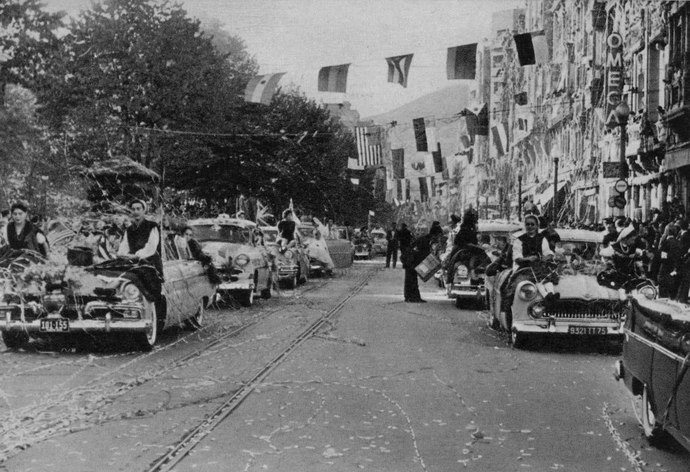 El 19 de septiembre en Oviedo es una fecha señalada en el alma de San Mateo. Este año, por la Covid, no se celebrará el Desfile del Día de América en Asturias, del que te presentamos un recorrido visual a lo largo de sus setenta años de historia, que precisamente celebraría en esta edición