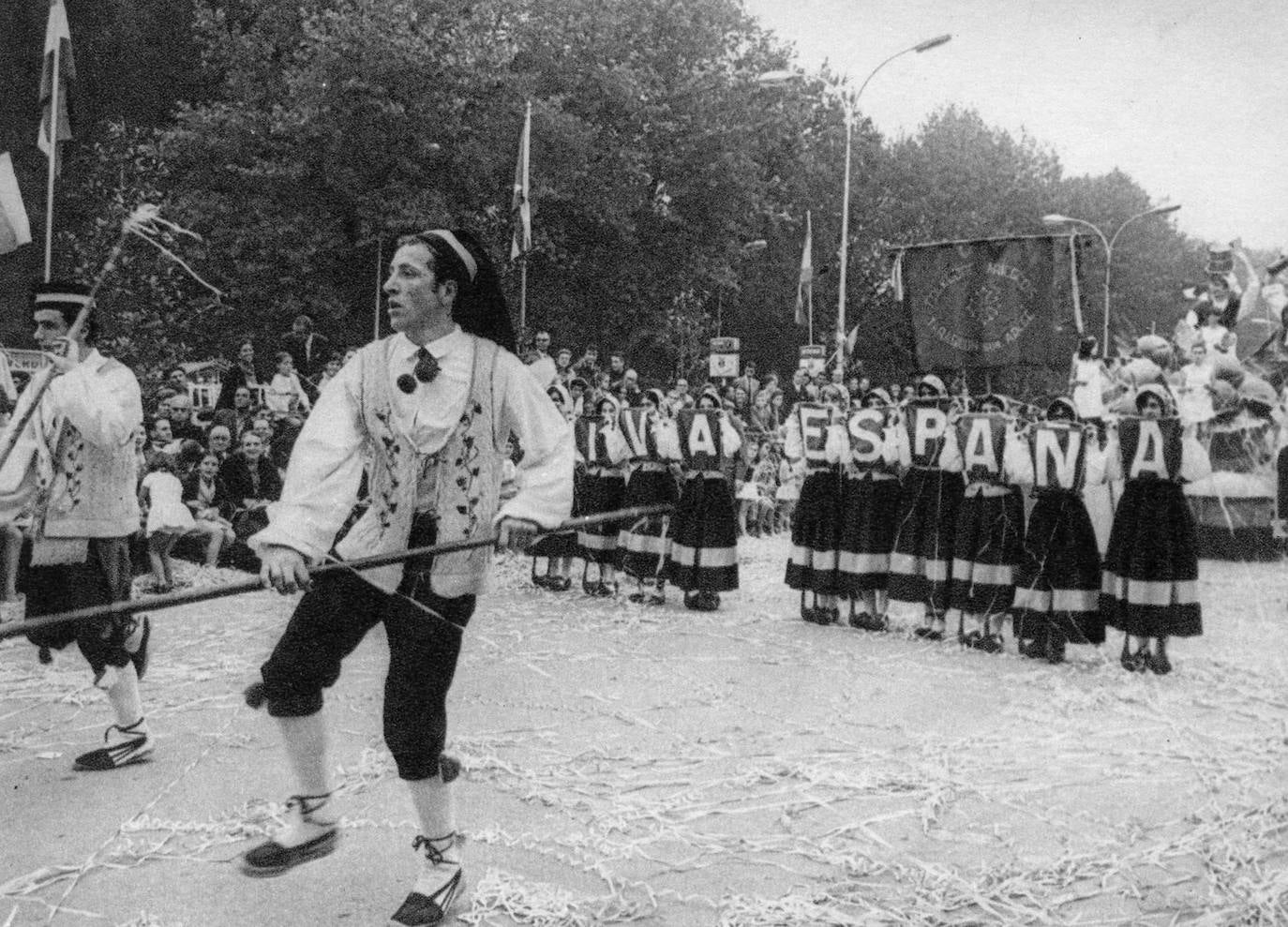 El 19 de septiembre en Oviedo es una fecha señalada en el alma de San Mateo. Este año, por la Covid, no se celebrará el Desfile del Día de América en Asturias, del que te presentamos un recorrido visual a lo largo de sus setenta años de historia, que precisamente celebraría en esta edición