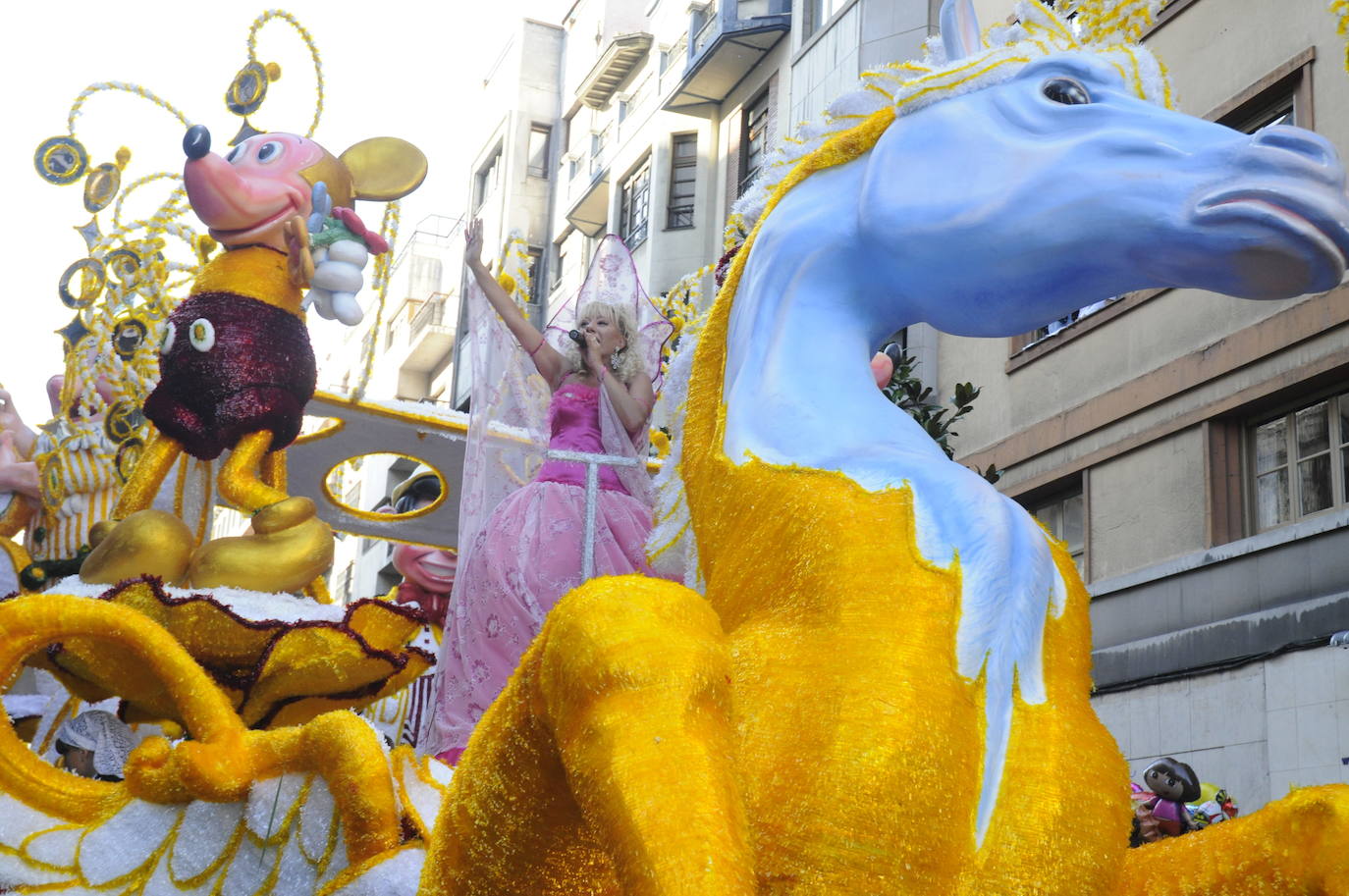 El 19 de septiembre en Oviedo es una fecha señalada en el alma de San Mateo. Este año, por la Covid, no se celebrará el Desfile del Día de América en Asturias, del que te presentamos un recorrido visual a lo largo de sus setenta años de historia, que precisamente celebraría en esta edición