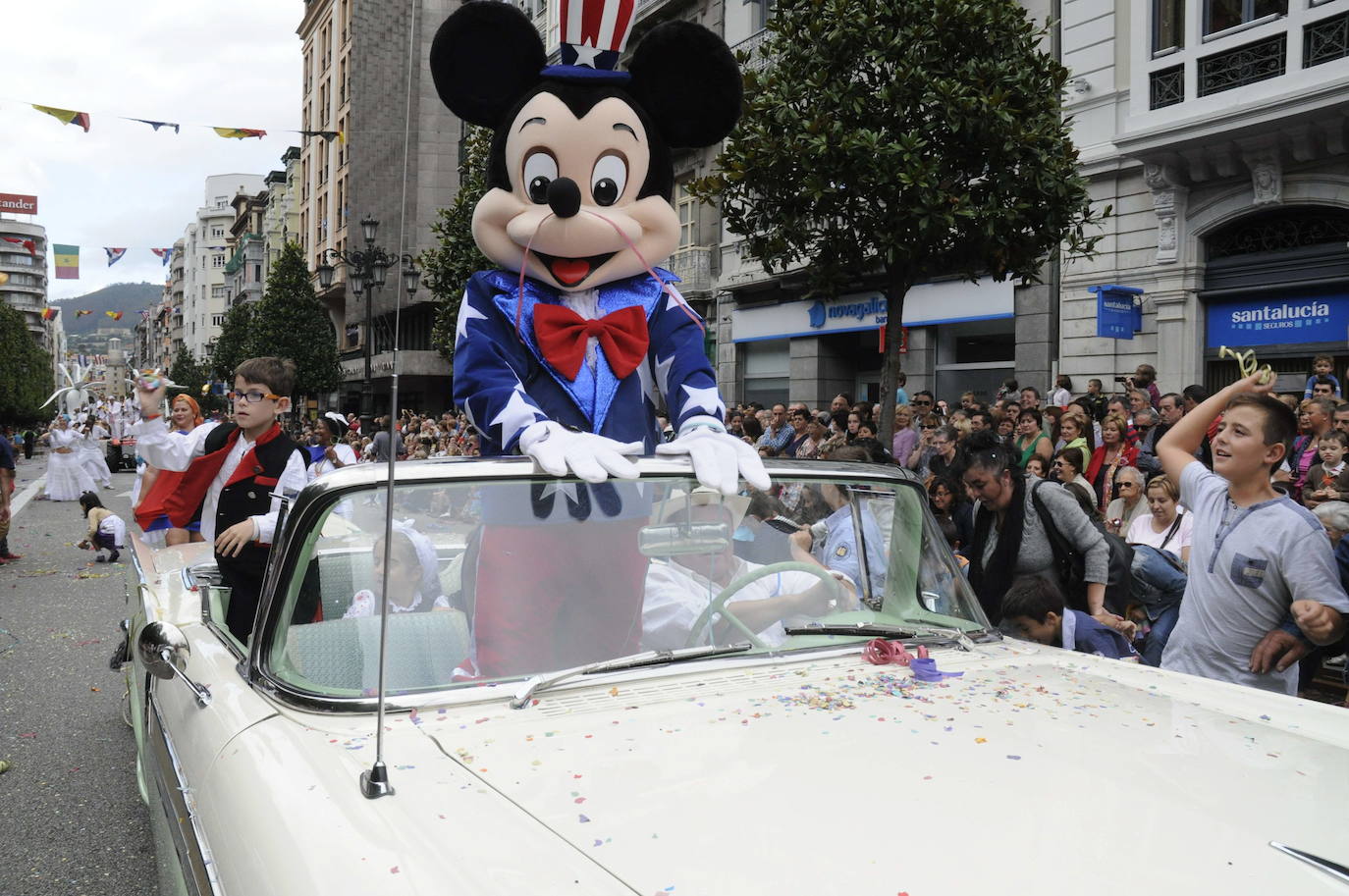 El 19 de septiembre en Oviedo es una fecha señalada en el alma de San Mateo. Este año, por la Covid, no se celebrará el Desfile del Día de América en Asturias, del que te presentamos un recorrido visual a lo largo de sus setenta años de historia, que precisamente celebraría en esta edición